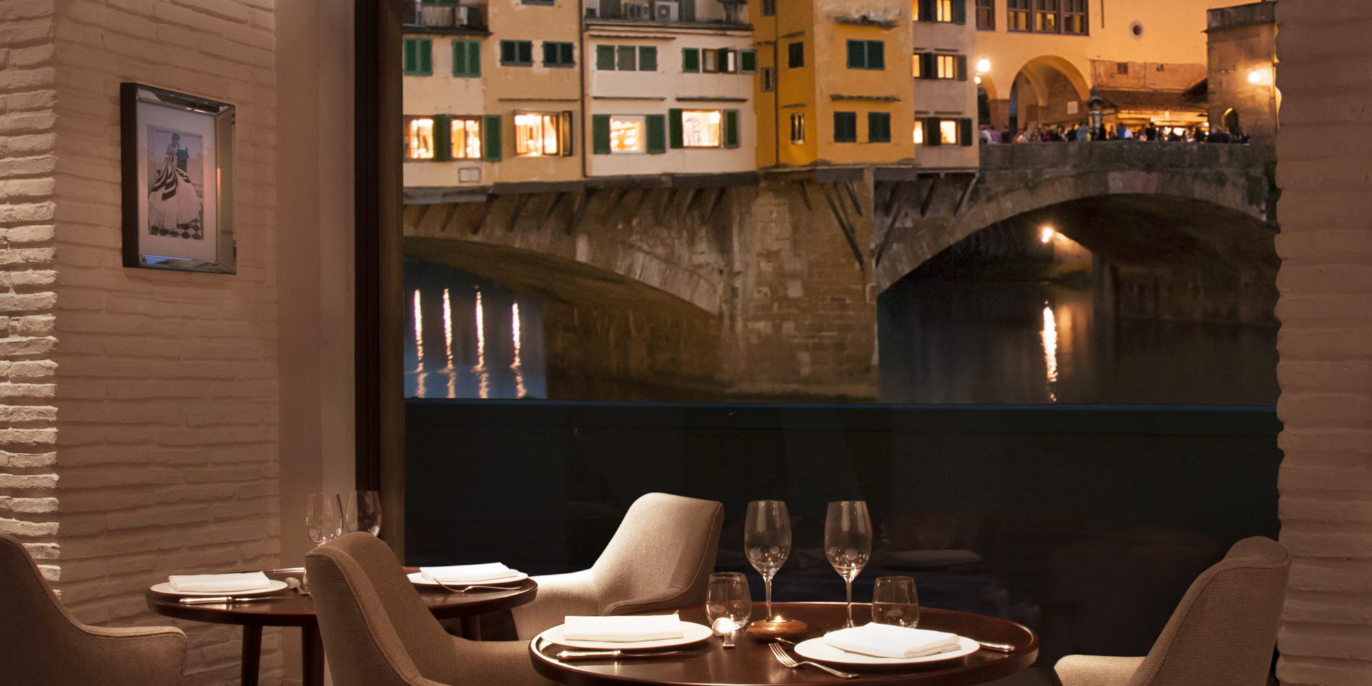 Portrait Firenze Caffè Dell'Oro is the ideal spot to enjoy traditional Italian dishes, admiring the Ponte Vecchio and the Arno river.