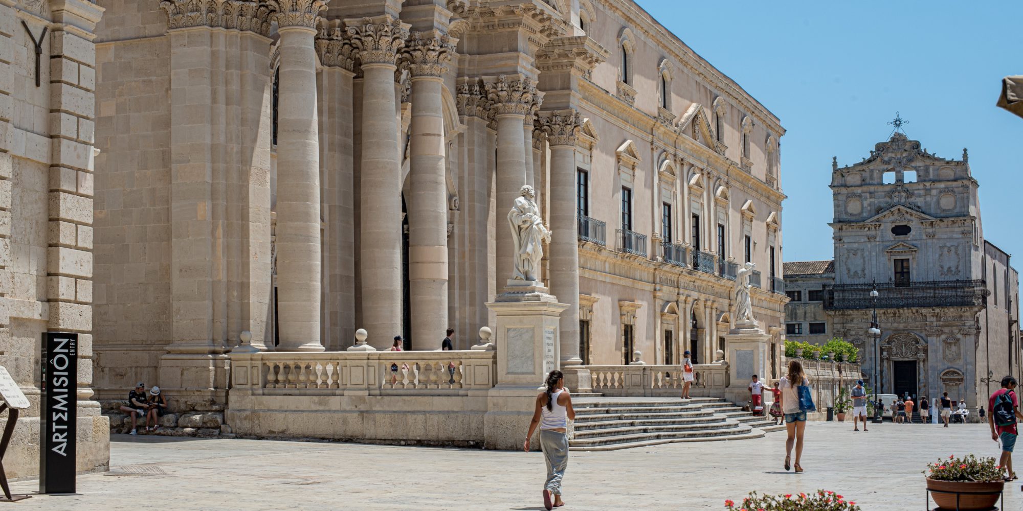Siracusa is one of the many cities in the South-East part of Sicily that preserve a wonderful Boroque style.